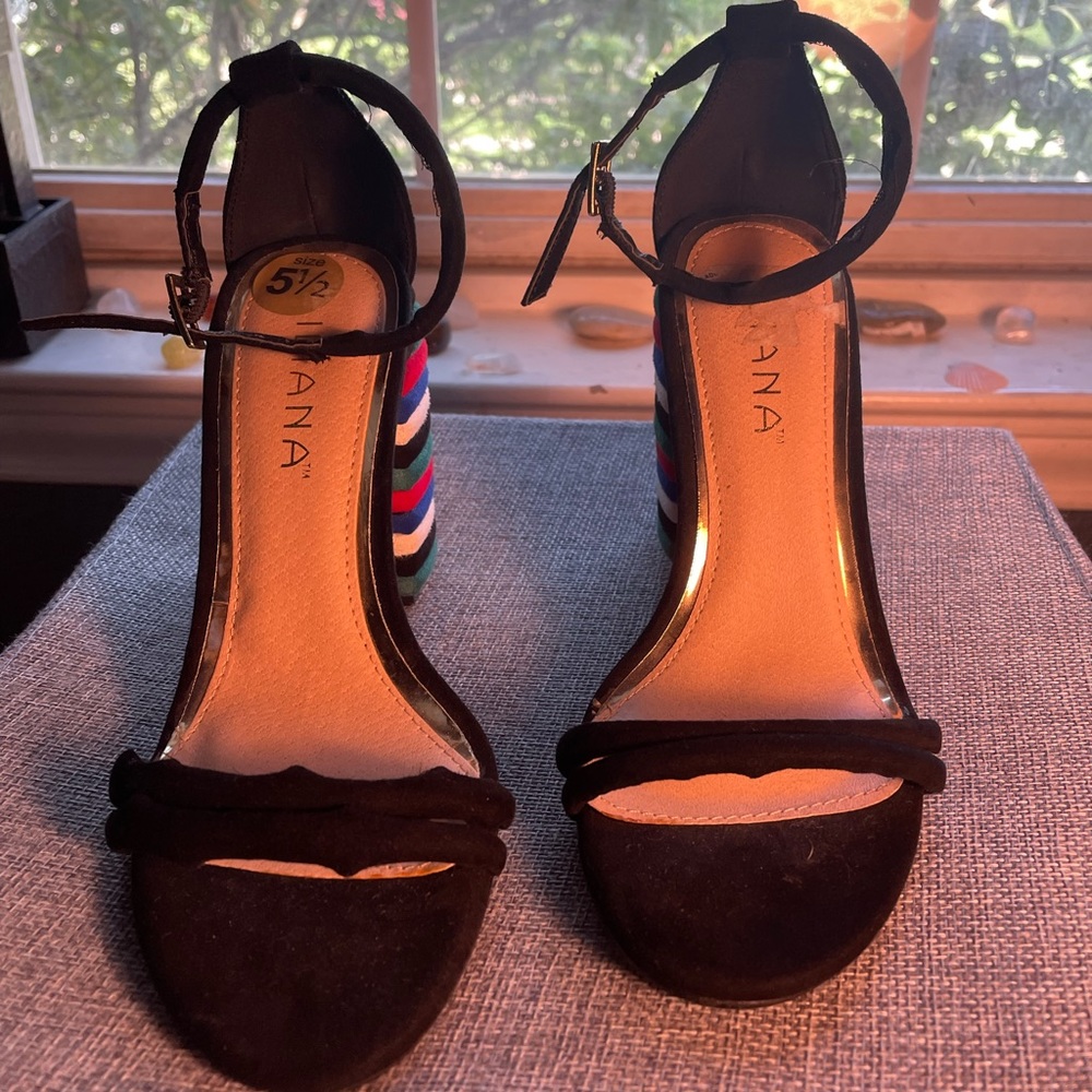 Super comfy and easy to walk on colorful heels 🤎